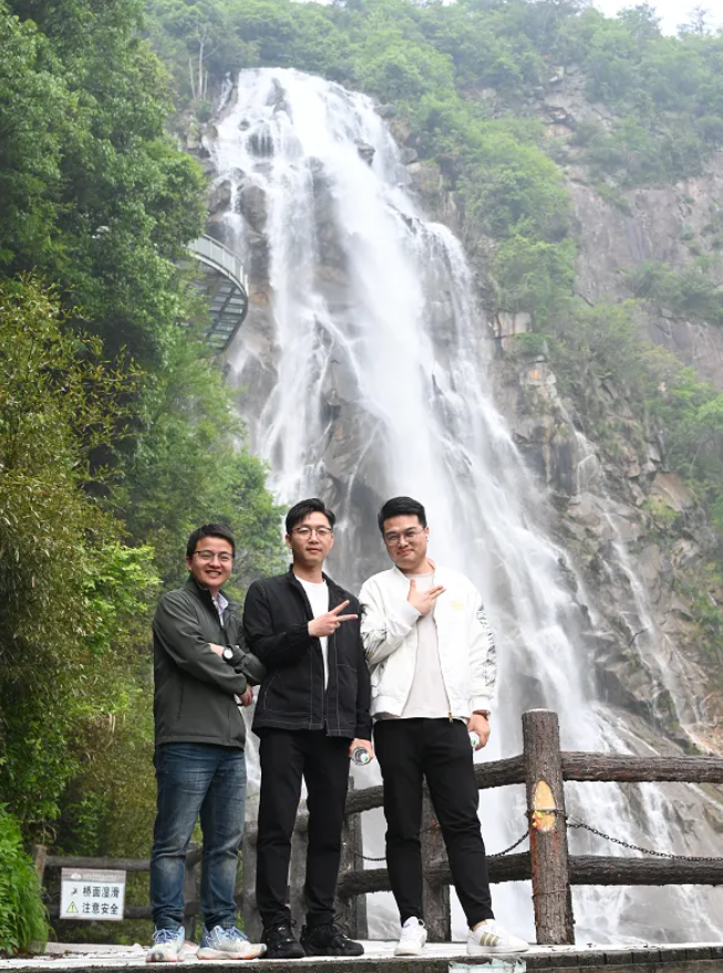 尊龙凯时风管销售中心员工在安徽明堂山景区照片