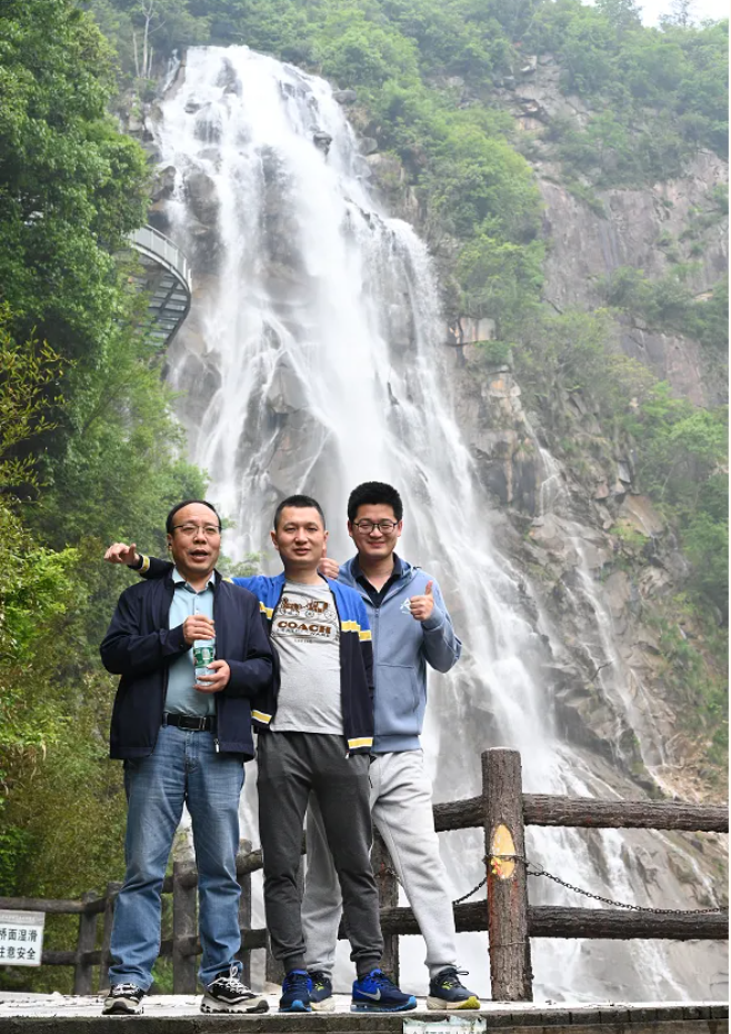 尊龙凯时风管销售中心员工在安徽明堂山景区照片